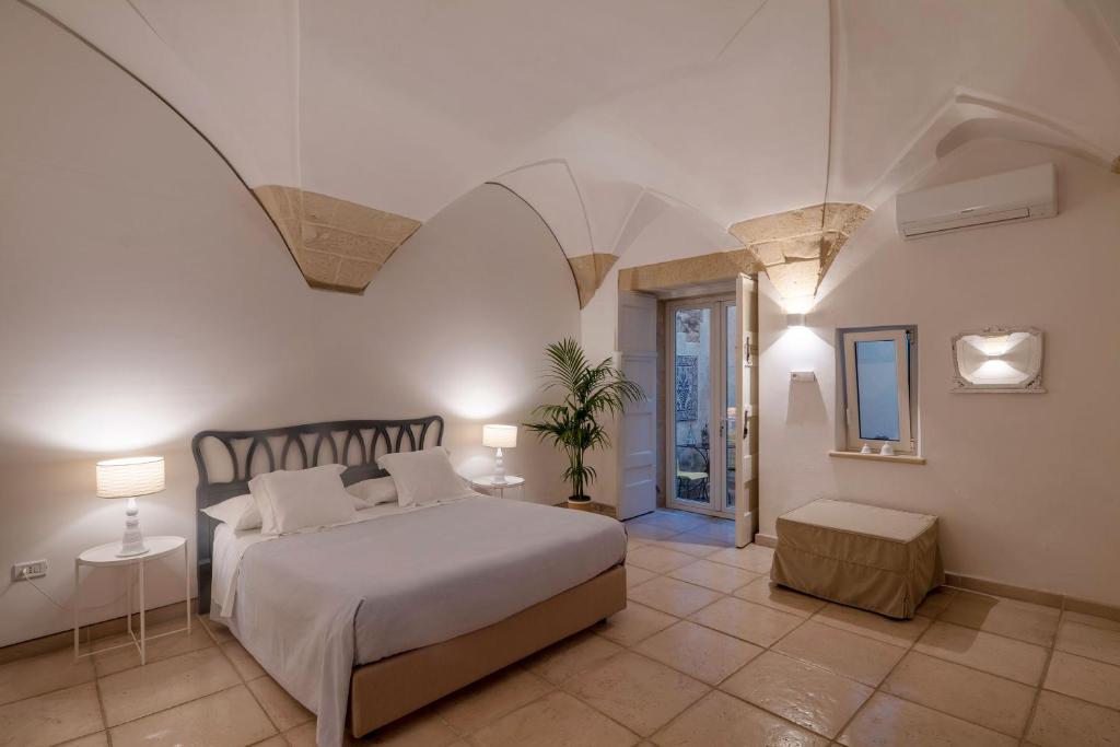 Postel nebo postele na pokoji v ubytování B&B Corte Dei Romiti - Lecce Selection