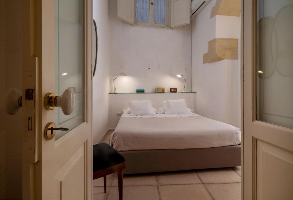Postel nebo postele na pokoji v ubytování B&B Corte Dei Romiti - Lecce Selection