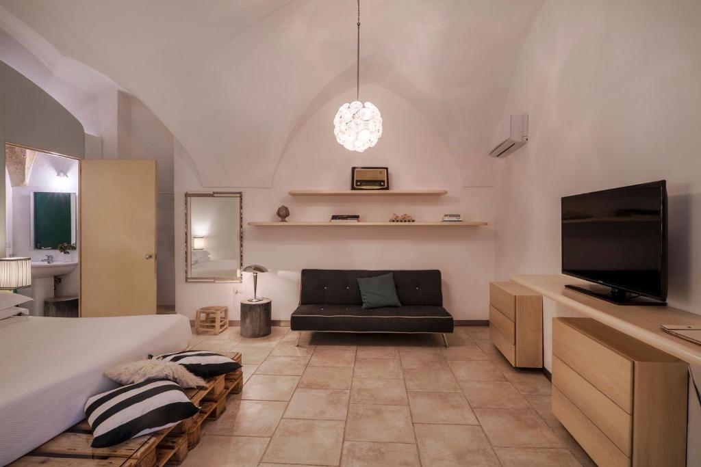 TV a/nebo společenská místnost v ubytování B&B Corte Dei Romiti - Lecce Selection