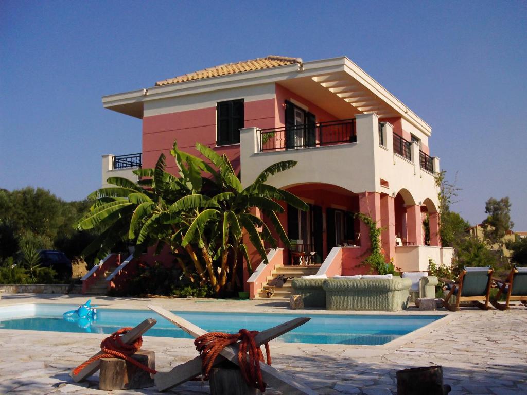 una casa con piscina frente a ella en Alekos Beach Houses-Mitis, en Lépedha