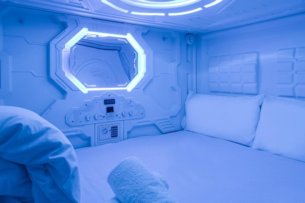 Postel nebo postele na pokoji v ubytování Art Seven Hostel Capsules