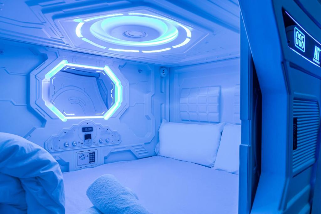 Postel nebo postele na pokoji v ubytování Art Seven Hostel Capsules