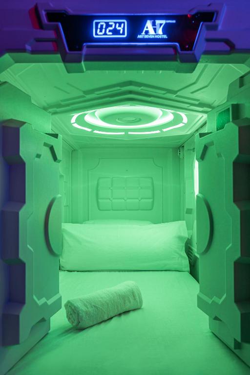 Postel nebo postele na pokoji v ubytování Art Seven Hostel Capsules