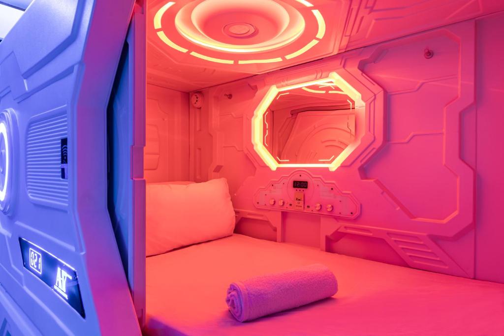 Postel nebo postele na pokoji v ubytování Art Seven Hostel Capsules