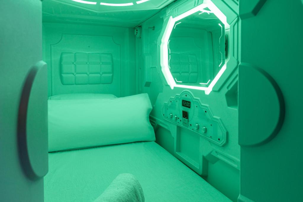 Postel nebo postele na pokoji v ubytování Art Seven Hostel Capsules