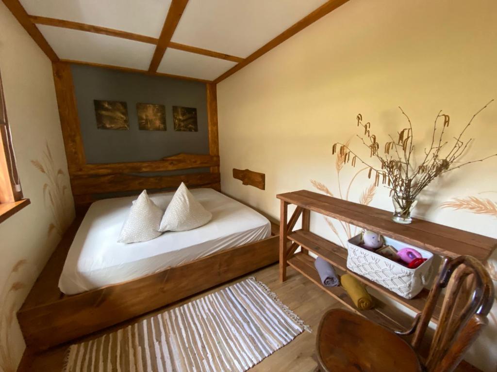 una camera con un letto e una sedia di Camping Bušas a Saulkrasti