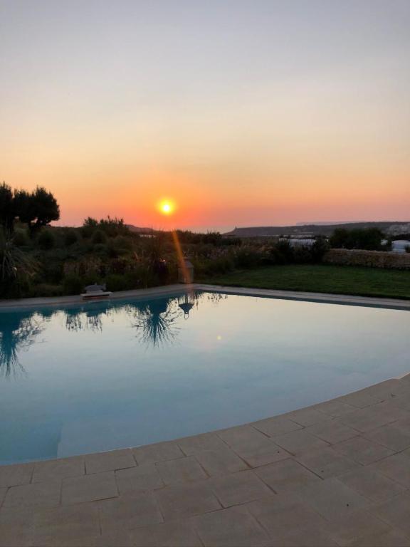 Sunset Oasis - Housity