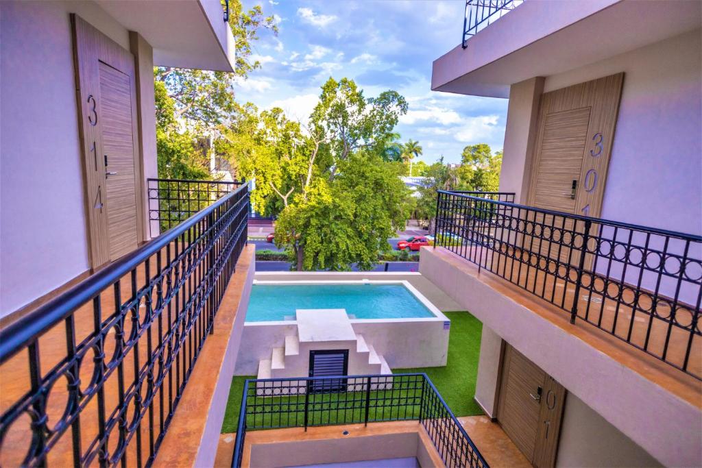 Bazén v ubytování Hotel Plaza by Kavia nebo v jeho okolí