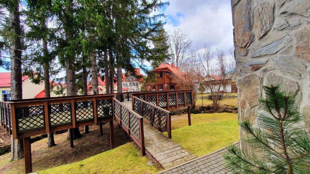 Vonkajšia záhrada v ubytovaní Holiday Family Raj Pod Sosnami