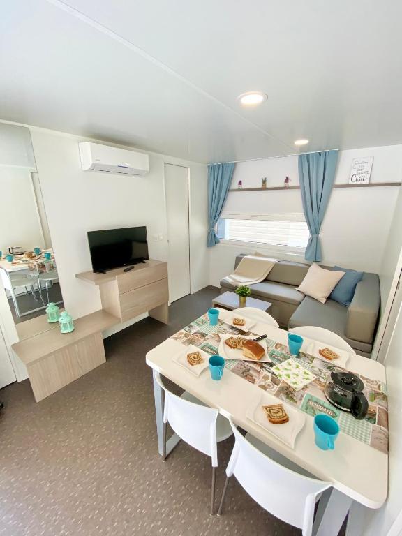 TV a/nebo společenská místnost v ubytování Mobile Homes MaLu