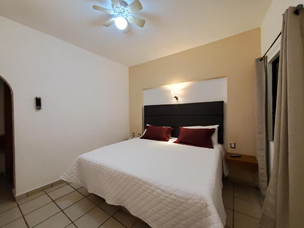 Postel nebo postele na pokoji v ubytování Hotel El Relicario