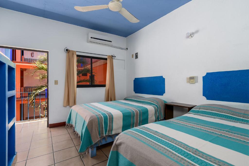 - 2 lits dans une chambre avec fenêtre dans l'établissement Hotel Costamar, Puerto Escondido, à Puerto Escondido