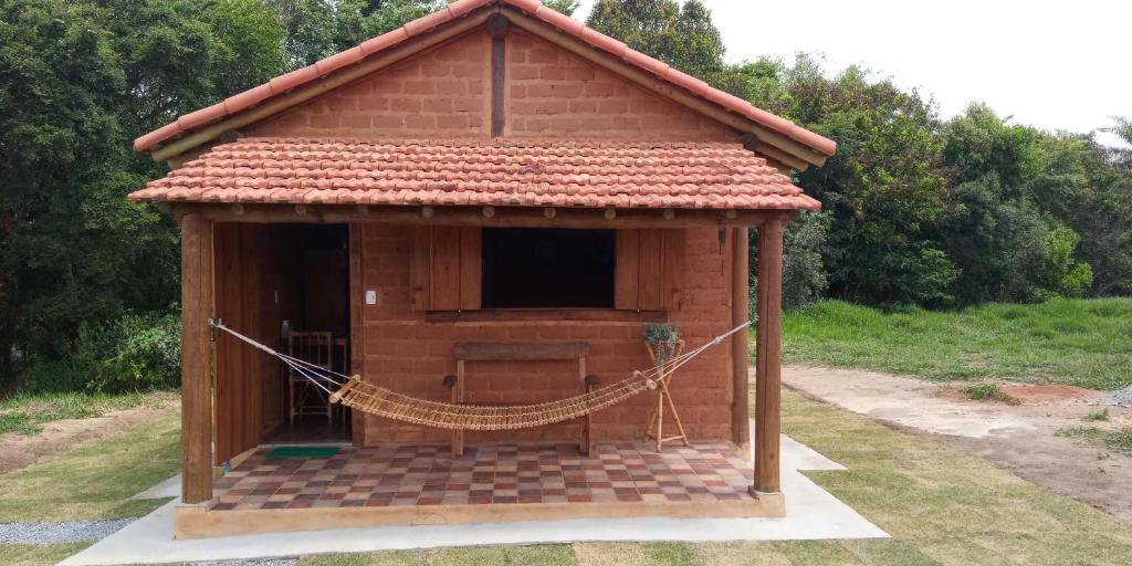 a small dog house with a net in it at Chalés Portal Verde - Seja bem vindo in Carrancas