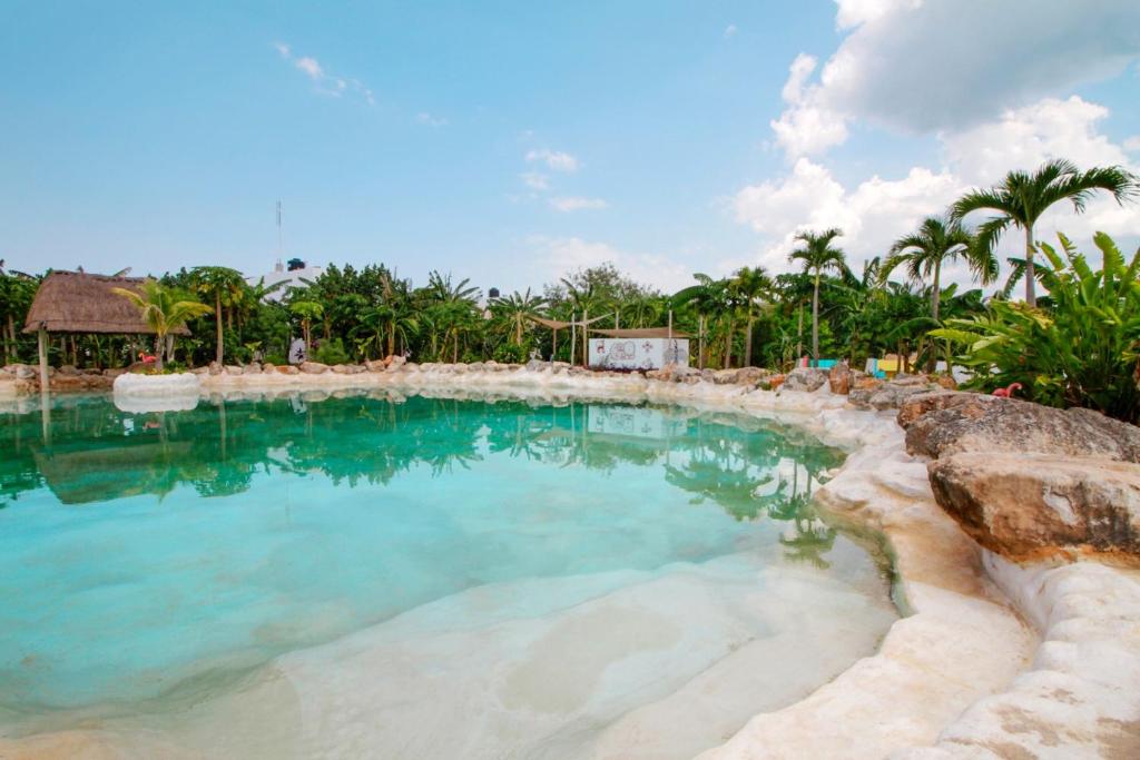 Bazén v ubytování Coco Resort & Villas nebo v jeho okolí