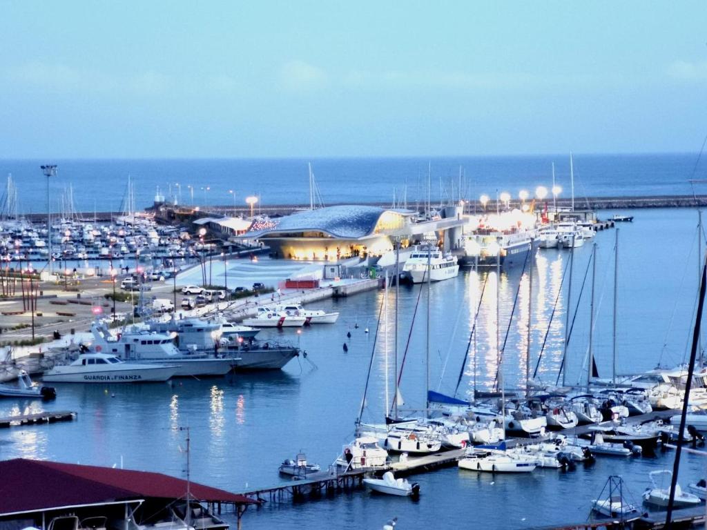 uma marina cheia de barcos na água em CASA D'AMARE em Salerno