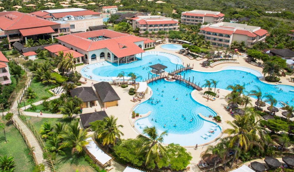 een luchtzicht op het zwembad van het resort bij Grand Palladium Imbassaí Resort & Spa - All Inclusive in Imbassai