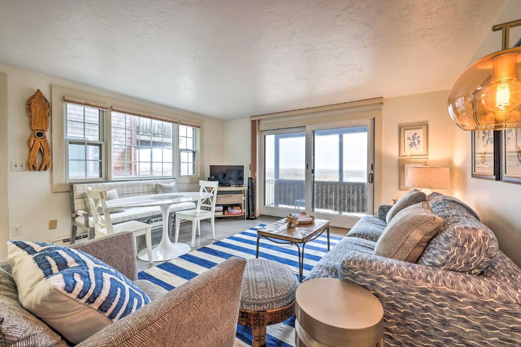 Sala de estar con 2 sofás y mesa en Provincetown Getaway with Private Beach Access!, en Provincetown