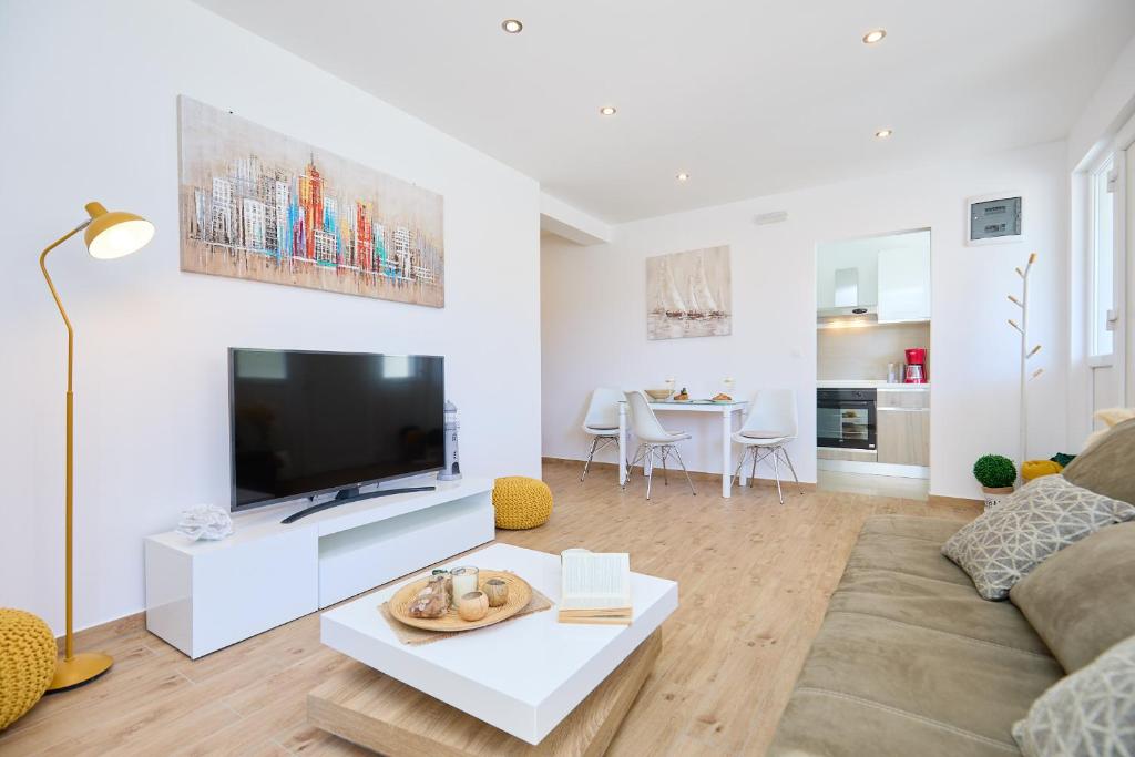 sala de estar con TV de pantalla plana grande en Hedera Estate, Hedera A38, en Dubrovnik