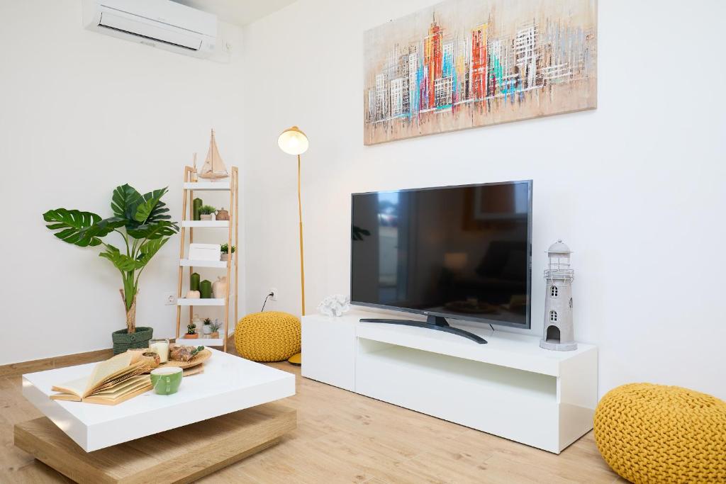 TV a/nebo společenská místnost v ubytování Hedera Estate, Hedera A38