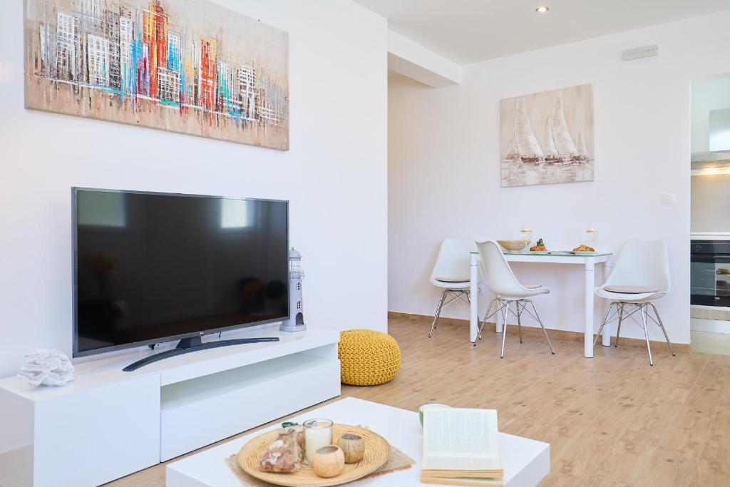 TV a/nebo společenská místnost v ubytování Hedera Estate, Hedera A38