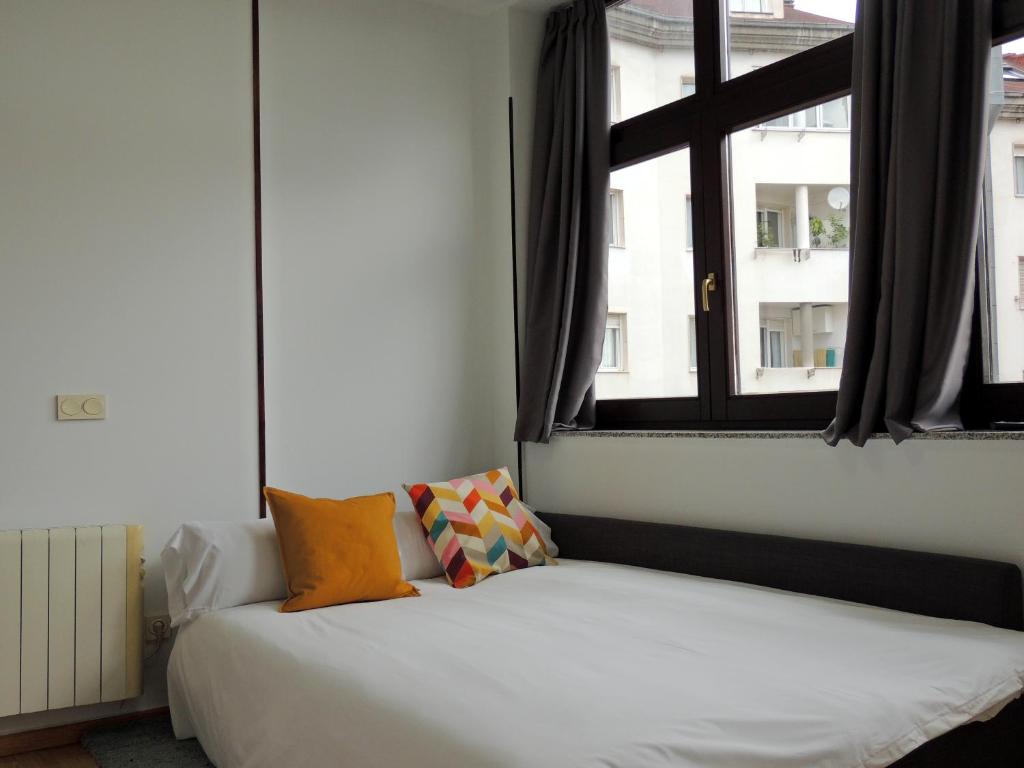 A bed or beds in a room at Casa Aurea-Apartamento zona antigua,parking y wifi by DeLabra Apartments