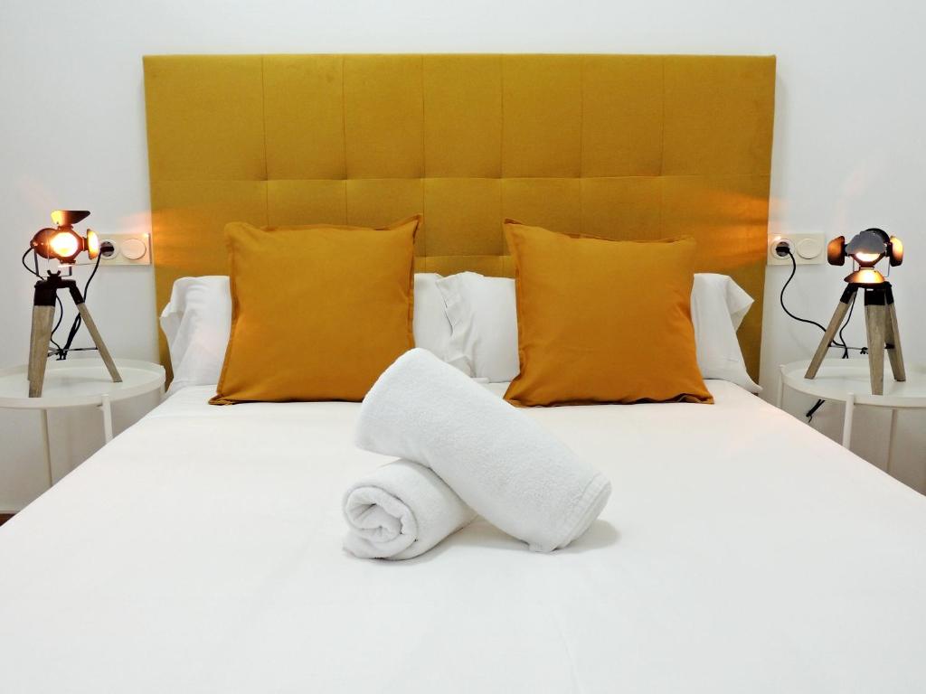 A bed or beds in a room at Casa Aurea-Apartamento zona antigua,parking y wifi by DeLabra Apartments