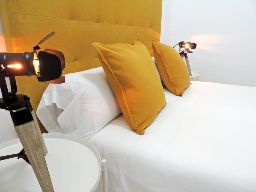 A bed or beds in a room at Casa Aurea-Apartamento zona antigua,parking y wifi by DeLabra Apartments