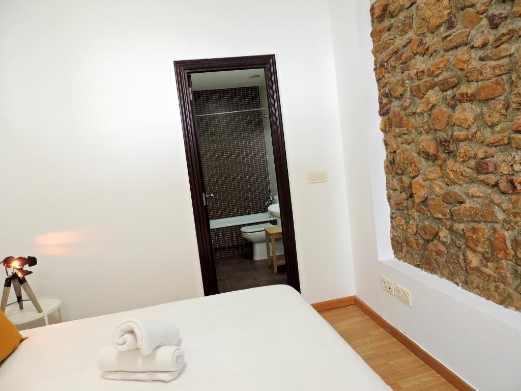 A bed or beds in a room at Casa Aurea-Apartamento zona antigua,parking y wifi by DeLabra Apartments