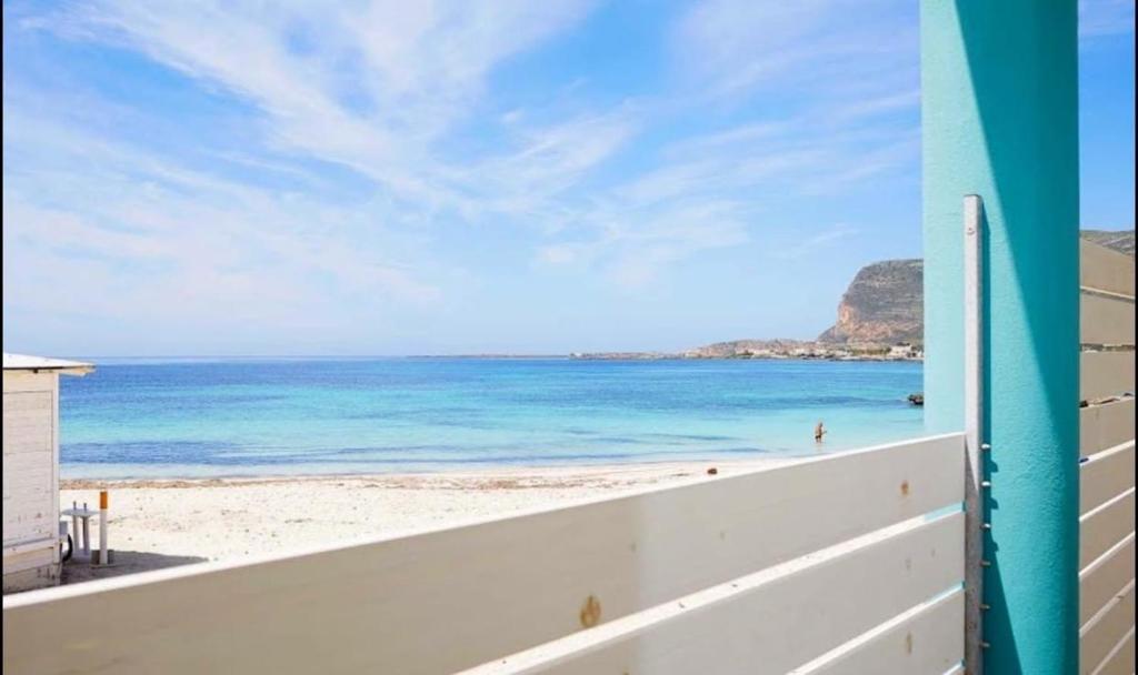 - une vue sur la plage depuis le balcon d'une maison de plage dans l'établissement Stabilimento Lido Burrone, à Favignana