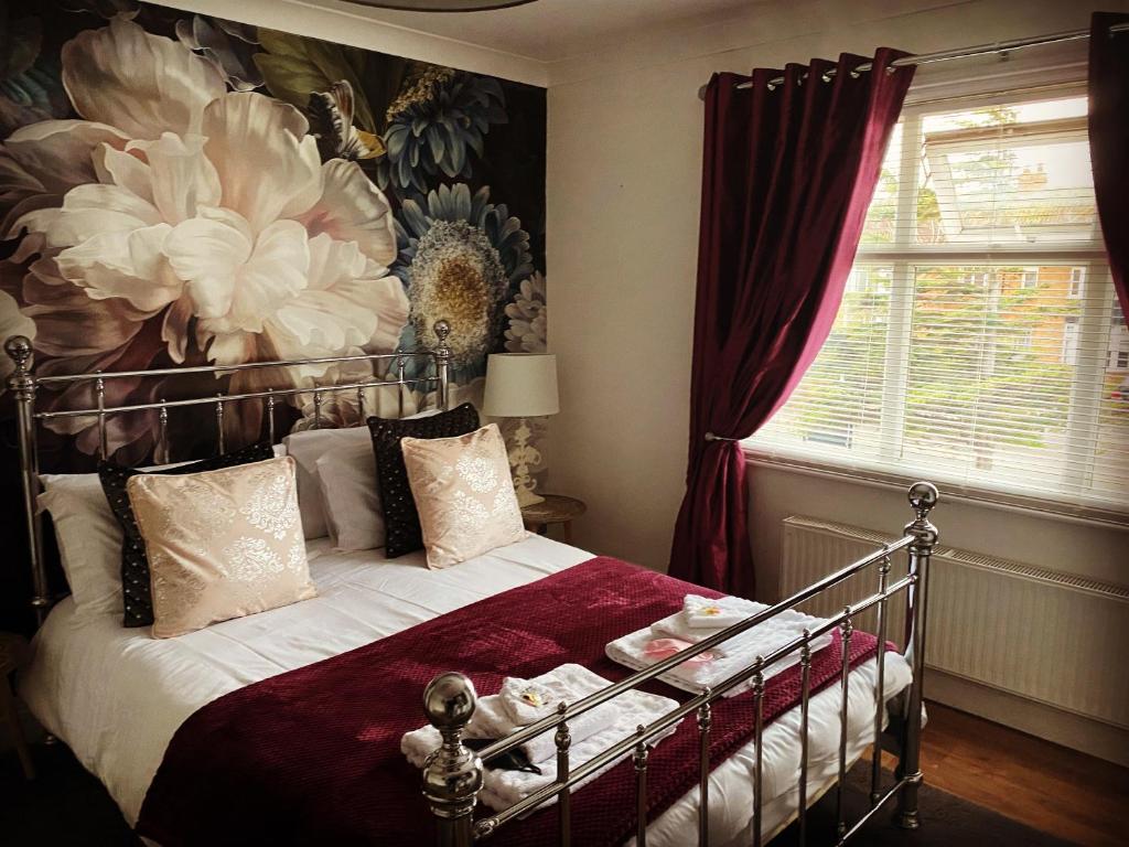 1 dormitorio con 1 cama con una pintura en la pared en One ninety Boutique Accommodation, en Burnham-on-Sea
