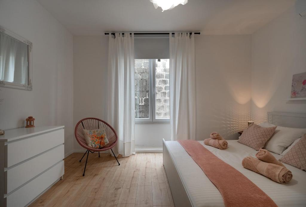 biała sypialnia z dużym łóżkiem i oknem w obiekcie Apartment Brandesa w Korčuli