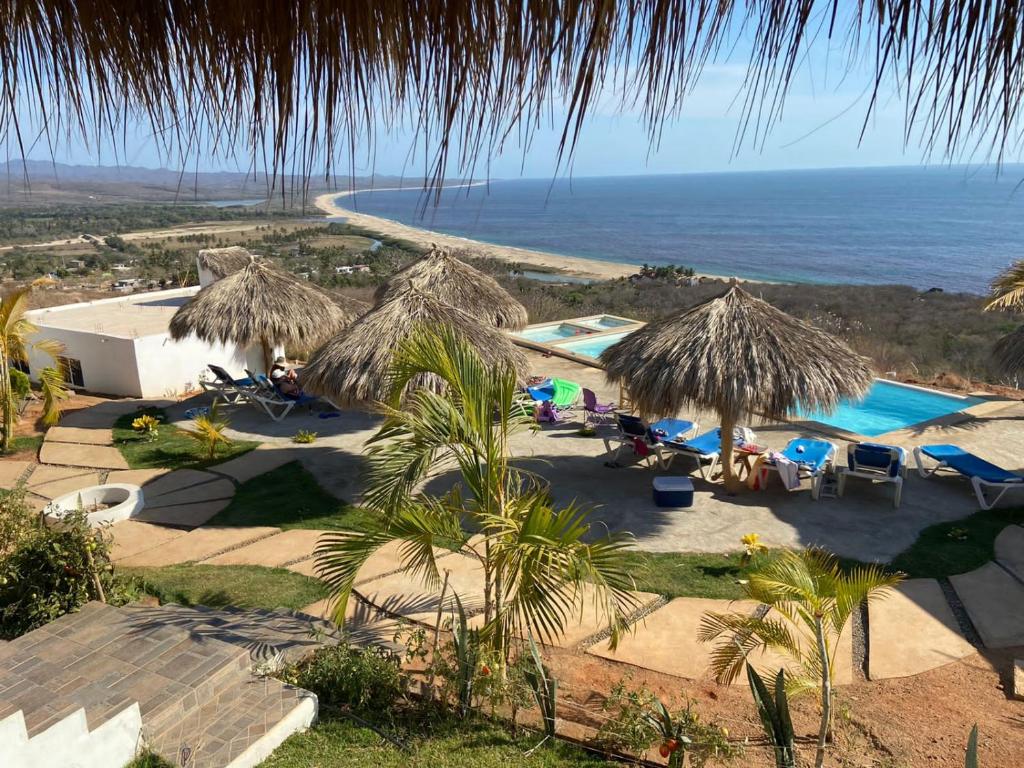 un complexe avec une piscine et des parasols dans l'établissement Villas del Sol, à Ipala
