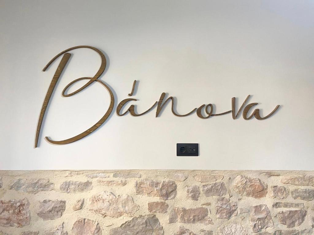 a sign that reads bahla on a wall at BÁNOVA APARTAMENTO TURÍSTICO in Alhama de Aragón