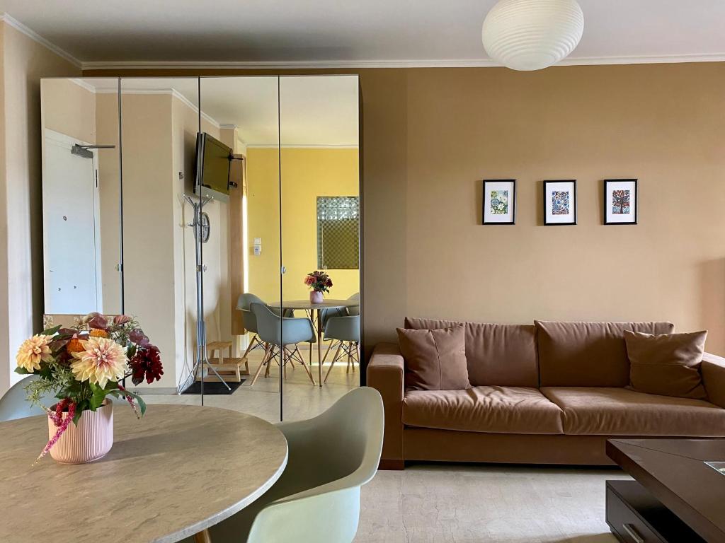 uma sala de estar com um sofá e uma mesa em Einstein’s Apartment em Atenas