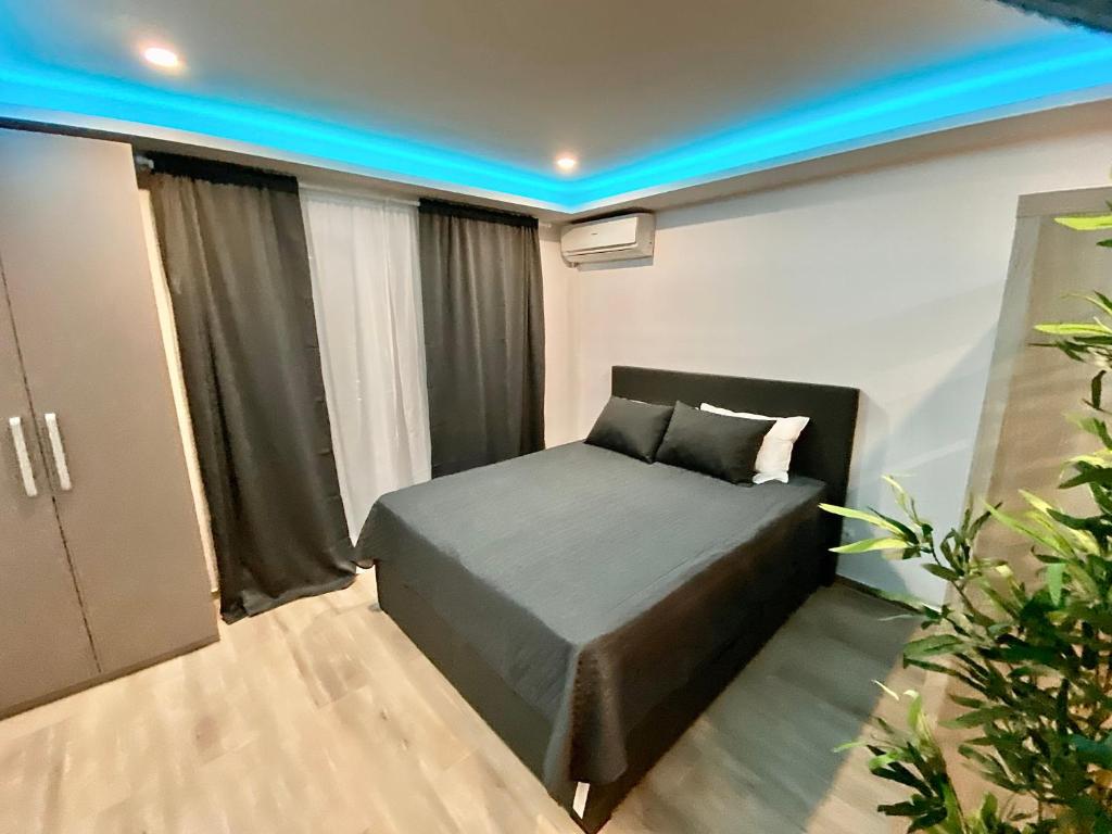 - une chambre avec un lit bleu clair dans l'établissement Studio apartment F&J, à Sveti Filip i Jakov