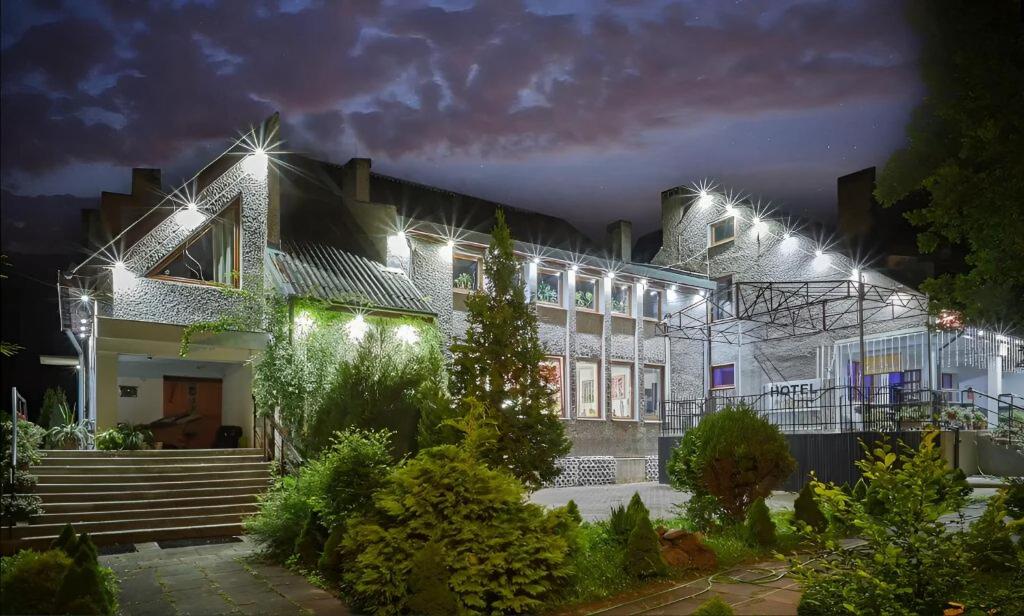 budynek z oświetleniem w nocy w obiekcie DUKAT w mieście Horyniec