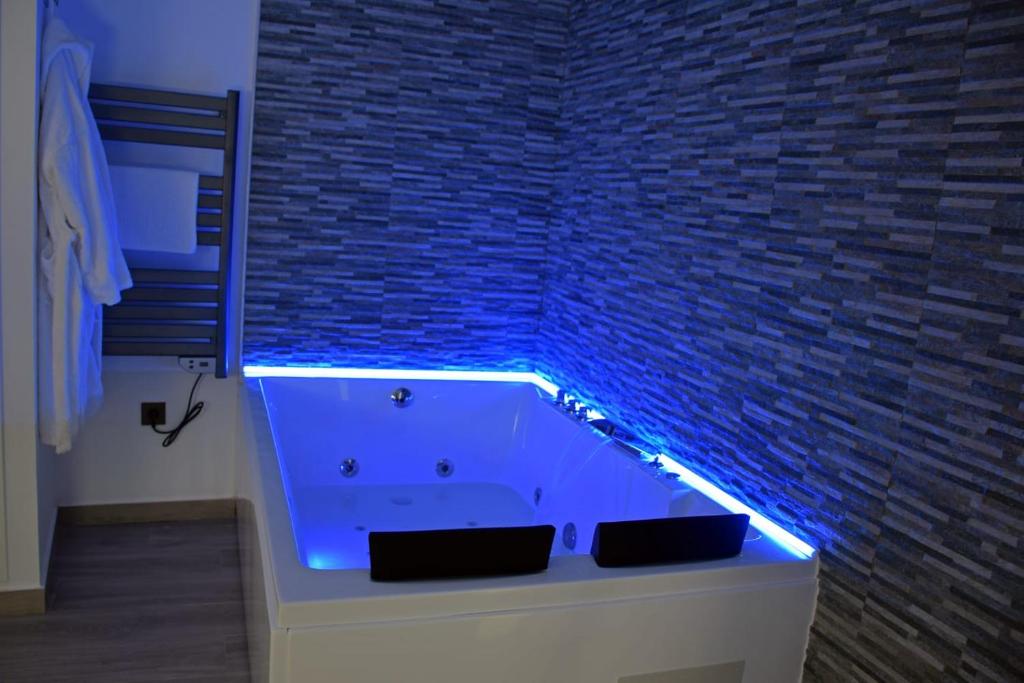 Alojamientos Lola, Suite con jacuzzi, Benalup-Casas Viejas ...