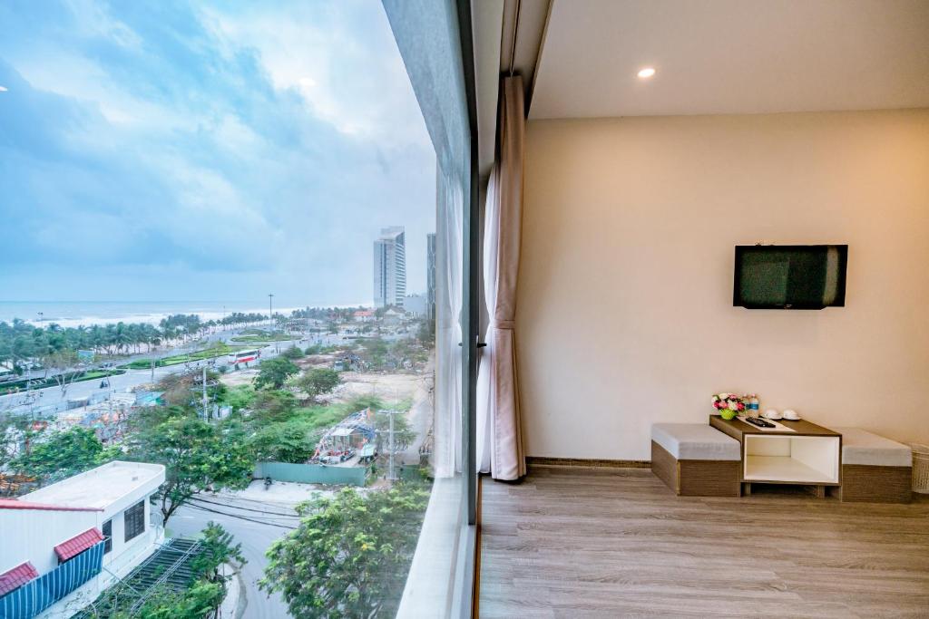 TV a/nebo společenská místnost v ubytování The Shann Hotel Danang