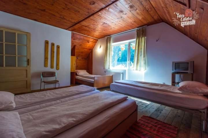 A bed or beds in a room at Cabana Valea Stanciului