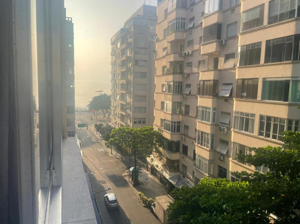 uma vista a partir de uma janela de uma rua e edifícios em Apartamento de Copacabana ( Posto 5 ) no Rio de Janeiro