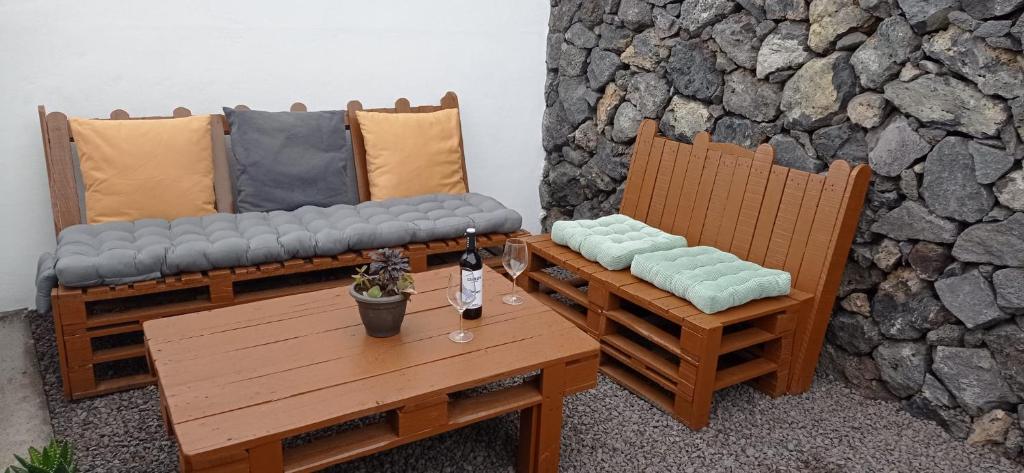 a living room with two chairs and a table with a couch at Casa marroquina in Las Indias