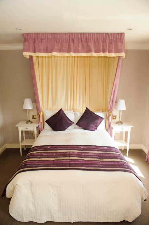 Postel nebo postele na pokoji v ubytování Germaines Hotel
