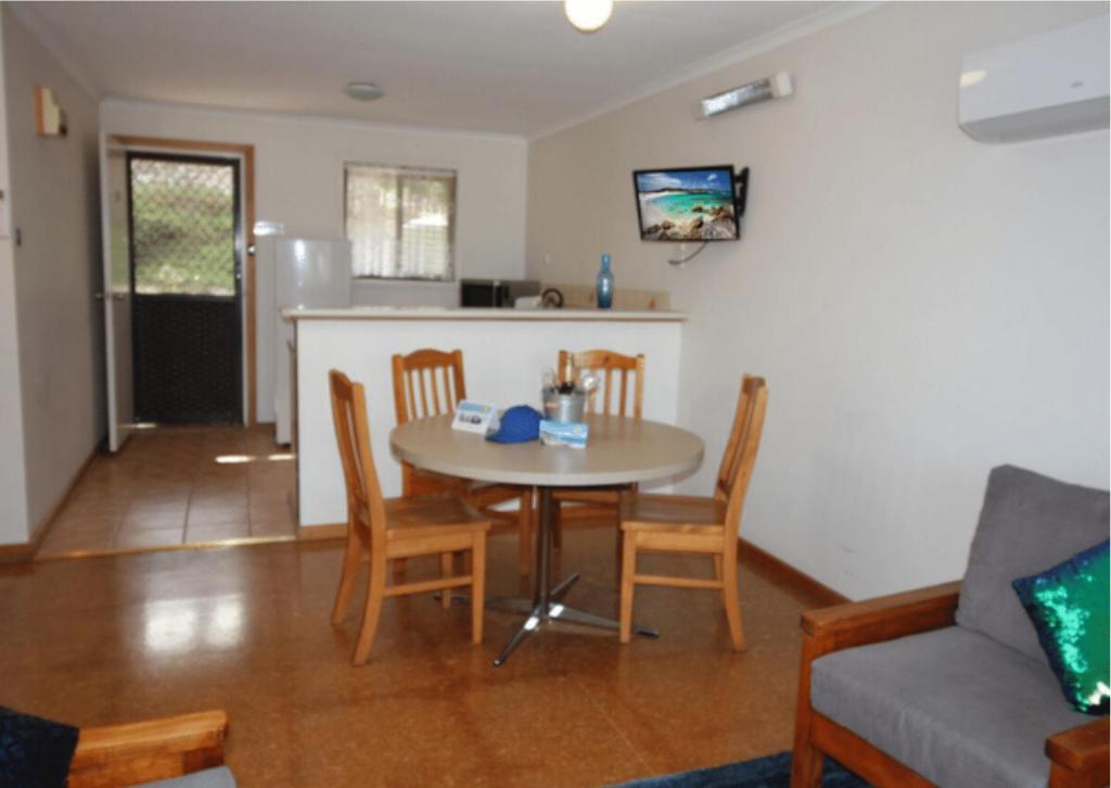 TV a/nebo společenská místnost v ubytování Kangaroo Island Coastal Villas