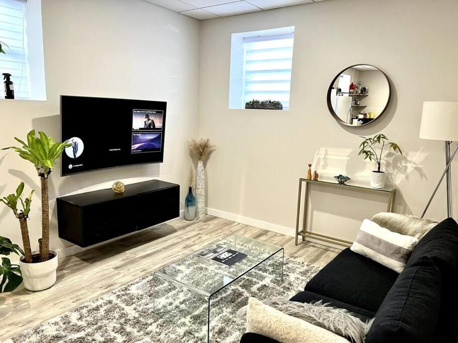 A television and/or entertainment centre at Luxury and cozy 1 Bed Condo in the heart of Providence