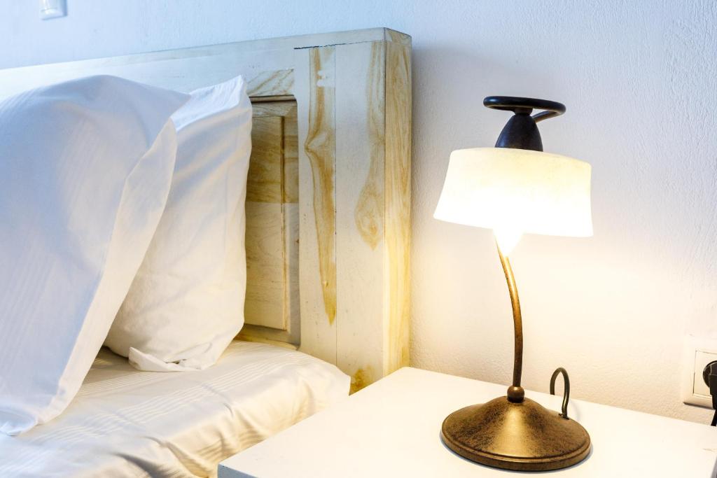 Postel nebo postele na pokoji v ubytování Arcana Santorini Villas, An Authentic Cycladic Experience