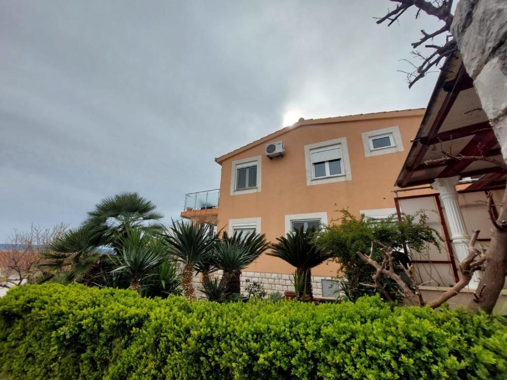 Apartments Mladen
