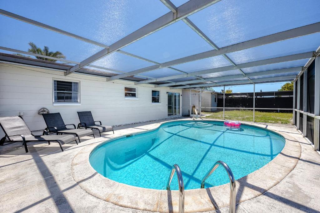 Vibrant 2-bedroom Pool Home - Housity