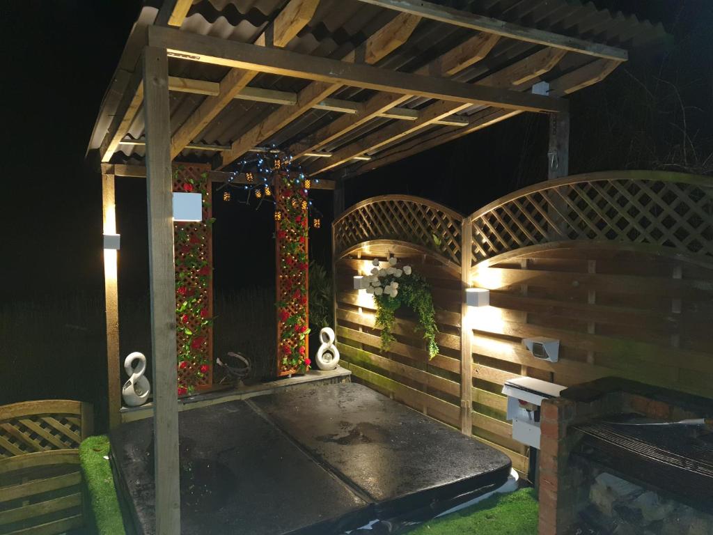 Luxury Unique Townhouse with Hottub & Pizza Oven - 别墅