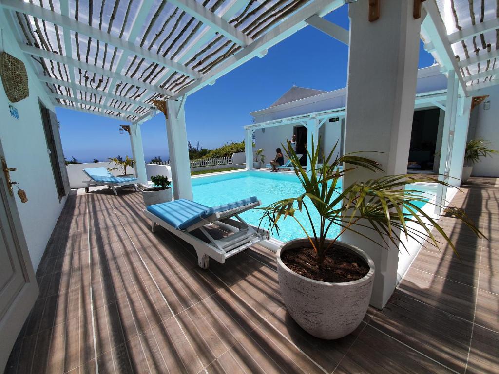 Casa con piscina y porche con planta en Au Temps D'antan- Ile Rodrigues, en Rodrigues Island