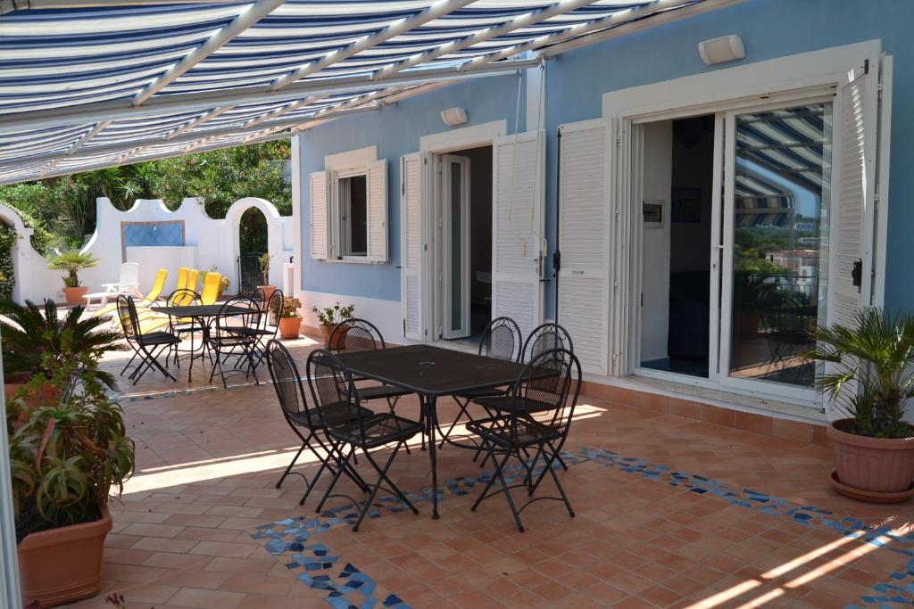 un patio con mesa y sillas. en Maridea - Torpedine Marezzata, en Ponza